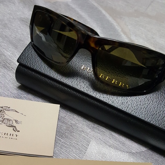 Authentic Burberry sunglasses - Picture 1 of 4